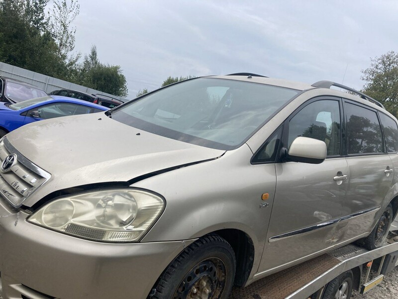 Toyota Avensis Verso 2002 г запчясти