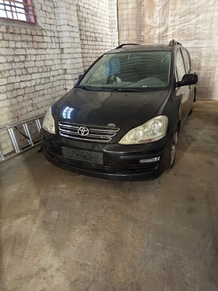 Toyota Avensis Verso 2004 y parts