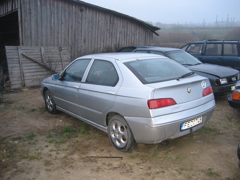 Alfa Romeo 146 2000 m dalys