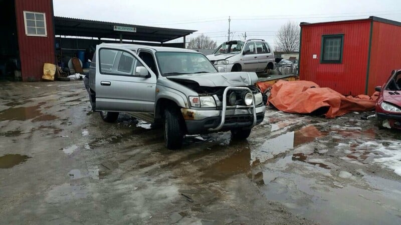 Toyota Hilux 2004 y parts