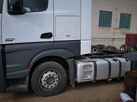 Tugboat Mercedes-Benz Actros  2013 y parts