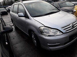 Toyota Avensis Verso 2003 y parts