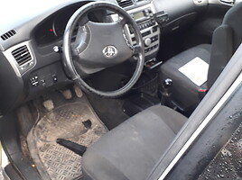 Toyota Avensis Verso 2003 y parts