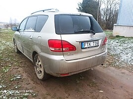 Toyota Avensis Verso 2003 y parts