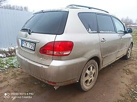 Toyota Avensis Verso 2003 y parts