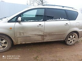 Toyota Avensis Verso 2003 y parts