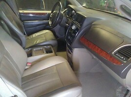 Chrysler Town & Country 2012 г запчясти