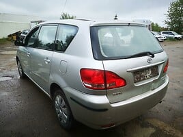 Toyota Avensis Verso 2003 y parts