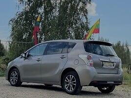 Toyota Verso 2015 г Минивэн