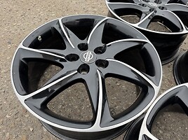 Nissan Siunciam, 8.5J ET45 light alloy R20 rims