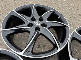 Nissan Siunciam, 8.5J ET45 light alloy R20 rims