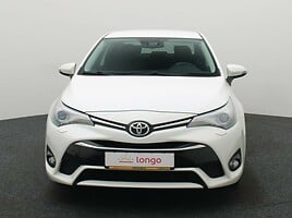 Toyota Avensis 2015 y Sedan