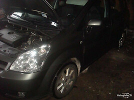 Toyota Corolla Verso 2005 y parts