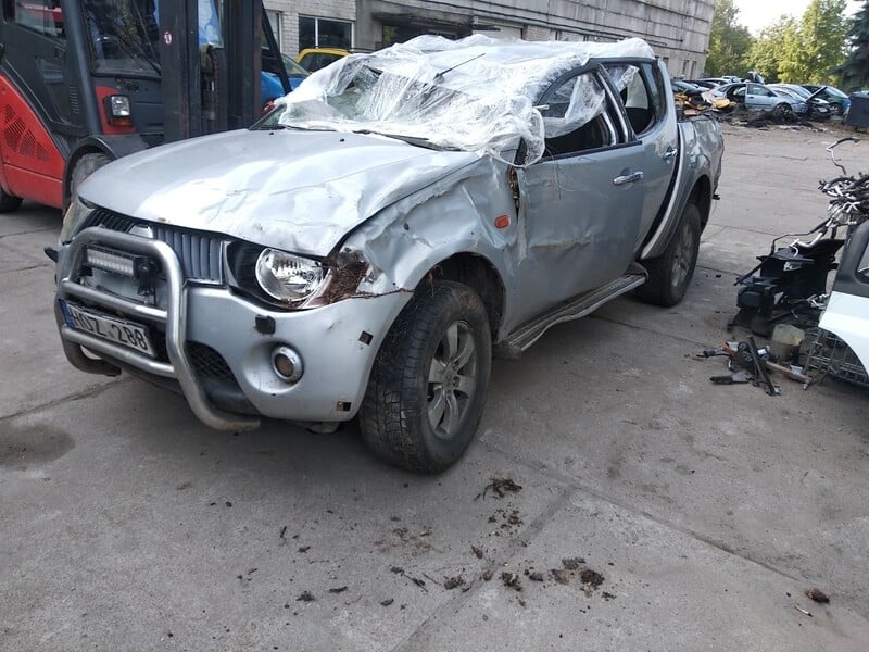 Photo 2 - Mitsubishi L200 2009 y parts