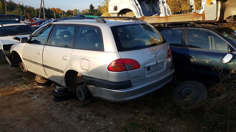 Toyota Avensis I 2000 y parts