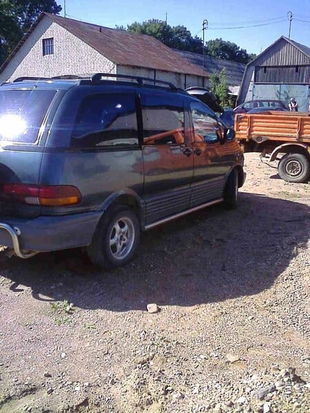 Photo 2 - Toyota Previa 1994 y parts