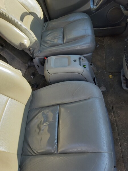 Photo 4 - Chrysler Grand Voyager 2004 y parts