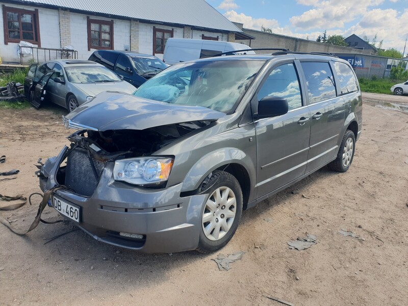 Photo 3 - Chrysler Town & Country LX 2010 y parts