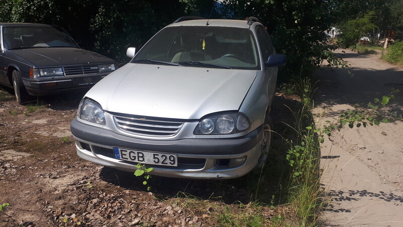 Toyota Avensis 2000 y parts