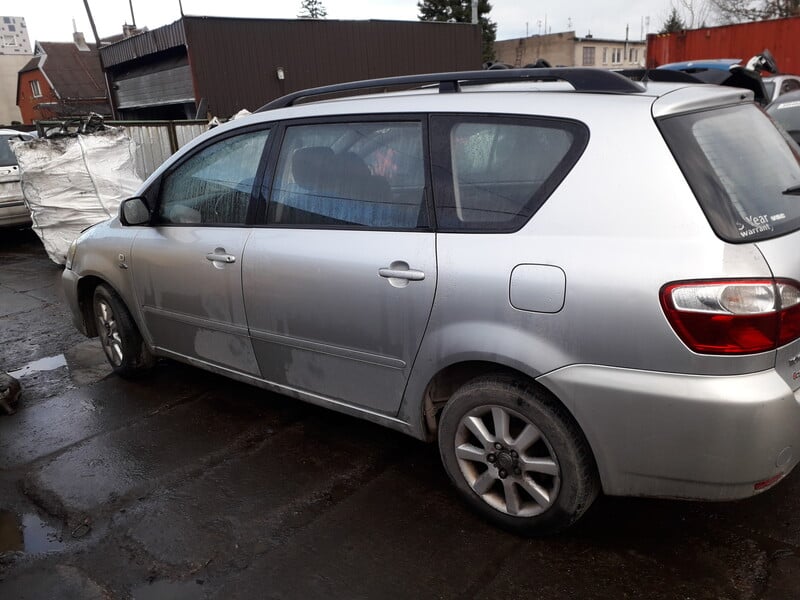 Photo 4 - Toyota Avensis Verso 2003 y parts