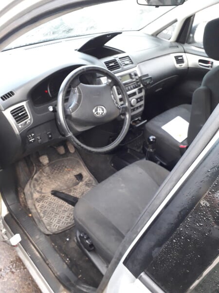 Photo 5 - Toyota Avensis Verso 2003 y parts