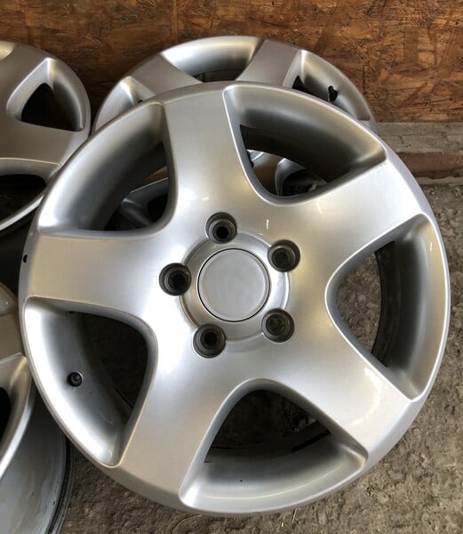 Photo 3 - Light alloy R17 rims