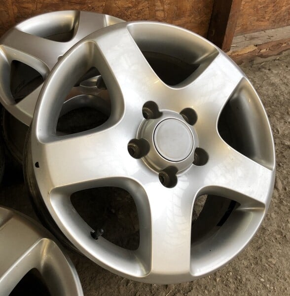 Photo 2 - Light alloy R17 rims