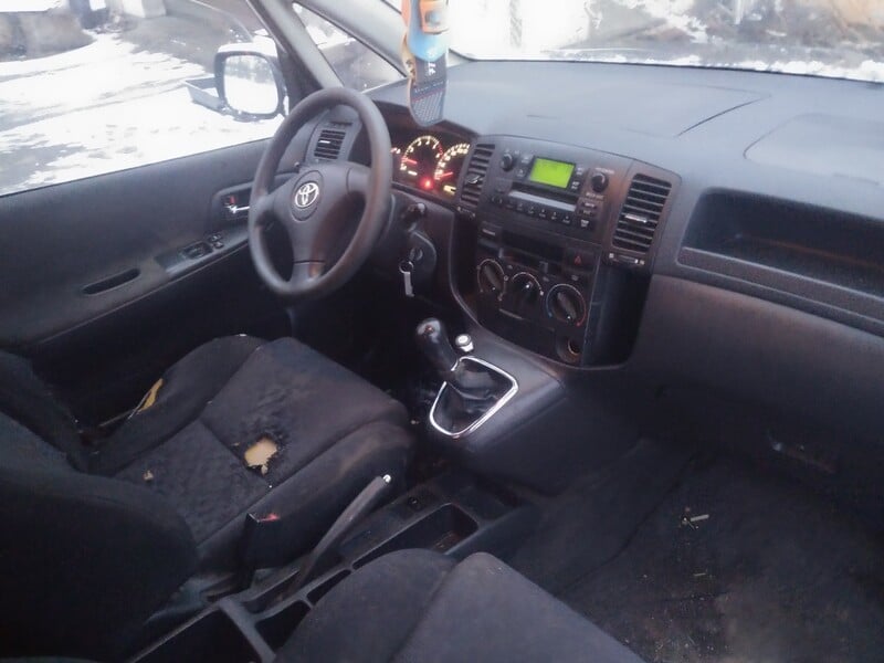 Photo 6 - Toyota Corolla Verso 2003 y parts