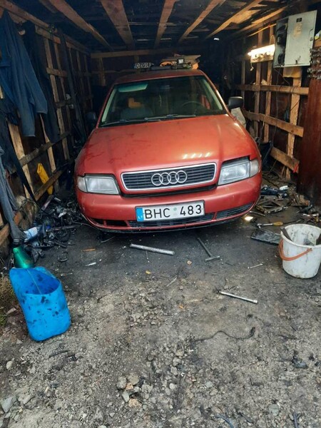 Audi A4 1996 m dalys