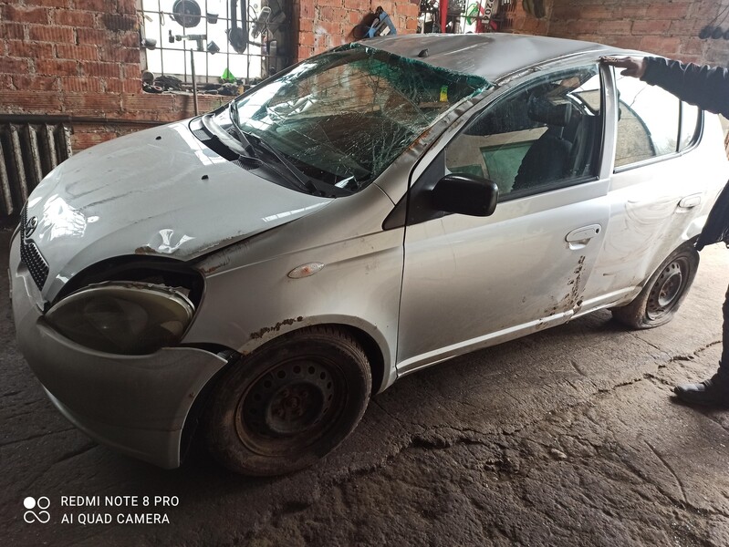 Photo 2 - Toyota Yaris 2003 y parts