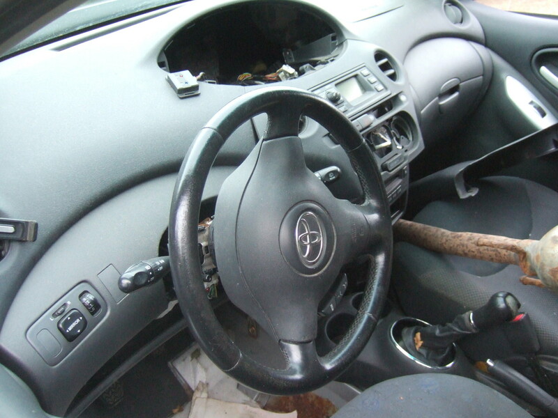 Фотография 3 - Toyota Yaris I 2003 г запчясти