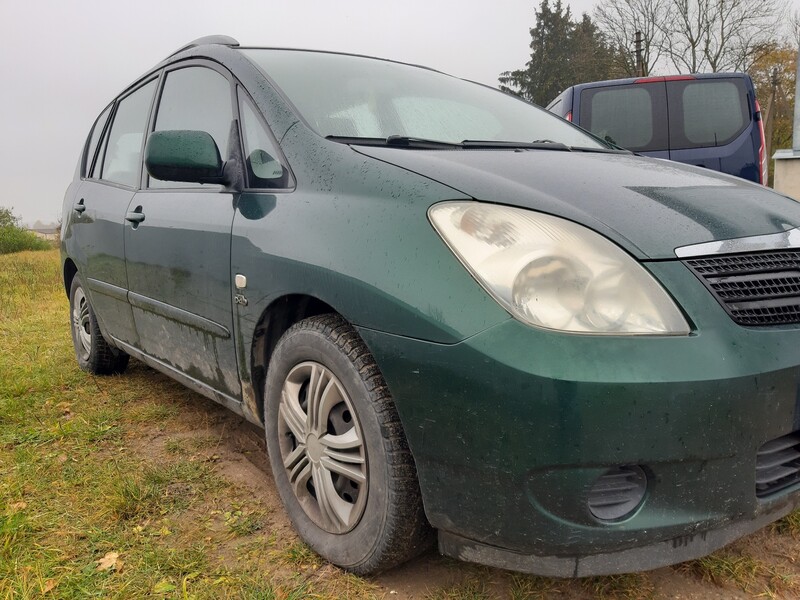 Photo 2 - Toyota Corolla Verso 2003 y parts