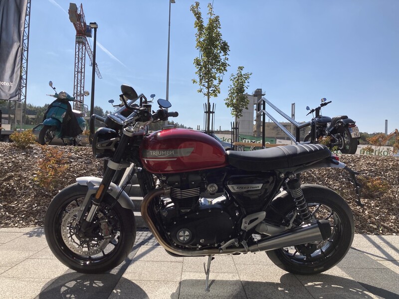 Photo 2 - Triumph Speed Twin 2024 y Classical / Streetbike motorcycle