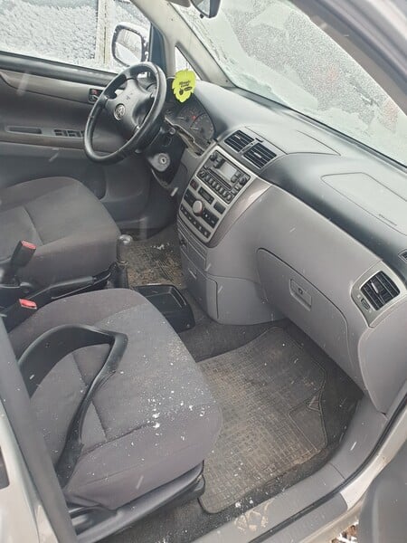 Photo 5 - Toyota Avensis Verso 2003 y parts