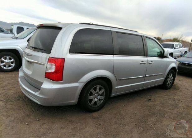 Photo 2 - Chrysler Town & Country 2015 y parts