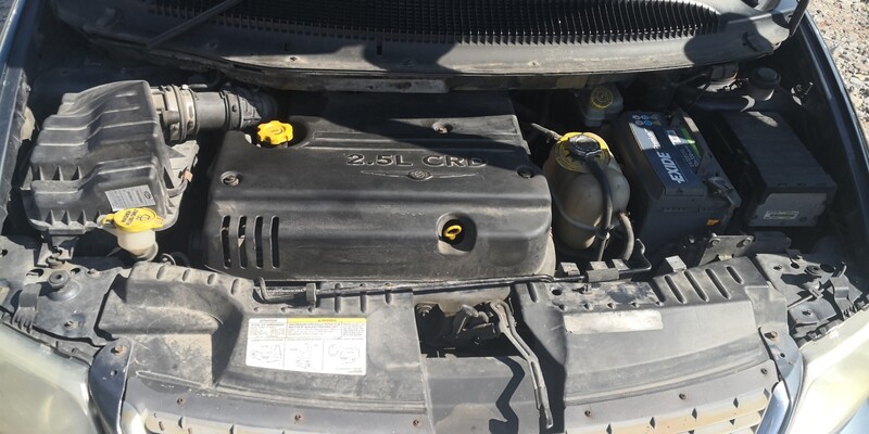 Photo 2 - Chrysler Grand Voyager 2002 y parts