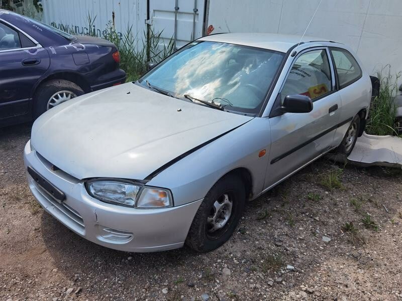 Photo 3 - Mitsubishi Colt 1995 y parts