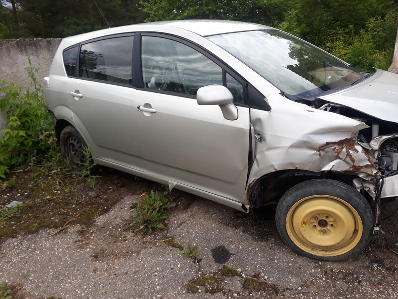 Photo 3 - Toyota Corolla Verso 2009 y parts