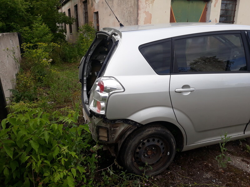 Photo 4 - Toyota Corolla Verso 2009 y parts