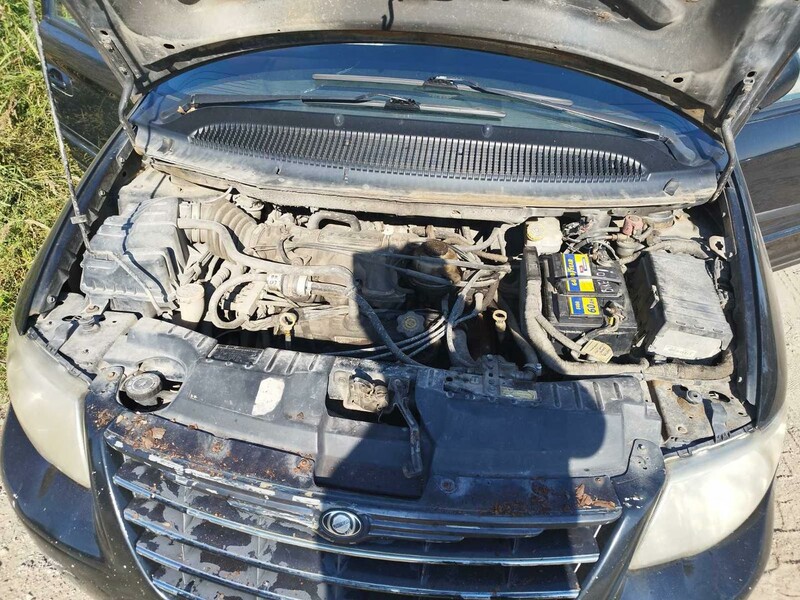 Photo 3 - Chrysler Town Country  2004 y parts