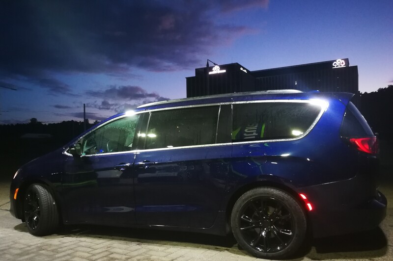 Photo 2 - Chrysler Pacifica 2018 y rent