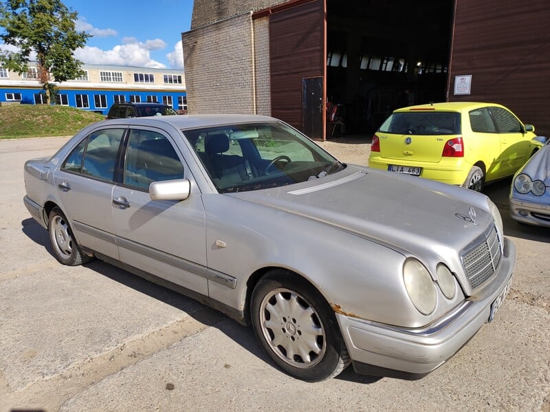 Photo 2 - Mercedes-Benz E 250 1999 y parts