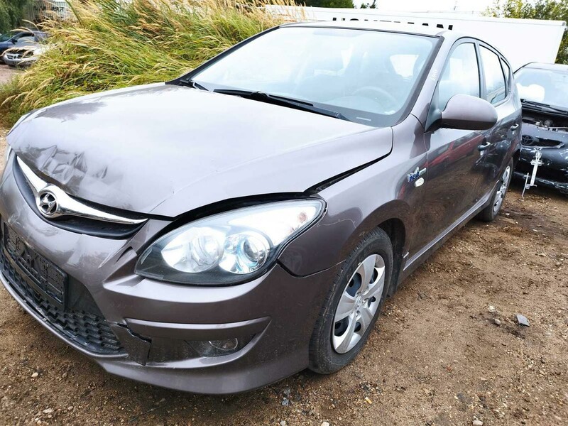 Photo 2 - Hyundai I30 2011 y parts