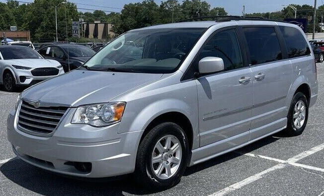 Photo 1 - Chrysler Town & Country 2010 y parts