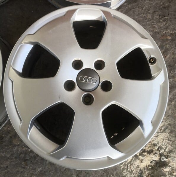 Photo 4 - Light alloy R17 rims