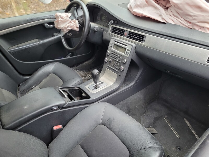 Photo 3 - Volvo V70 2010 y parts