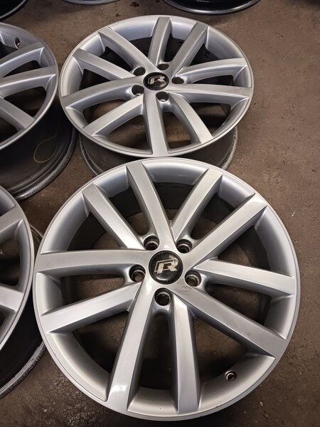 Photo 2 - Volkswagen Nr35 Golf light alloy R18 rims