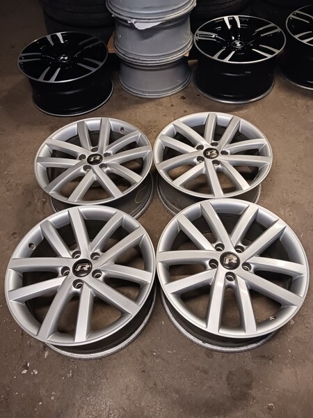 Photo 4 - Volkswagen Nr35 Golf light alloy R18 rims