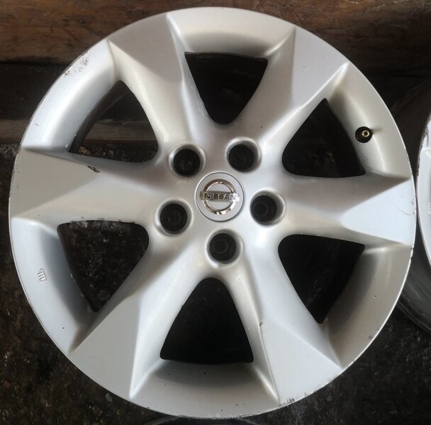 Photo 4 - Light alloy R17 rims