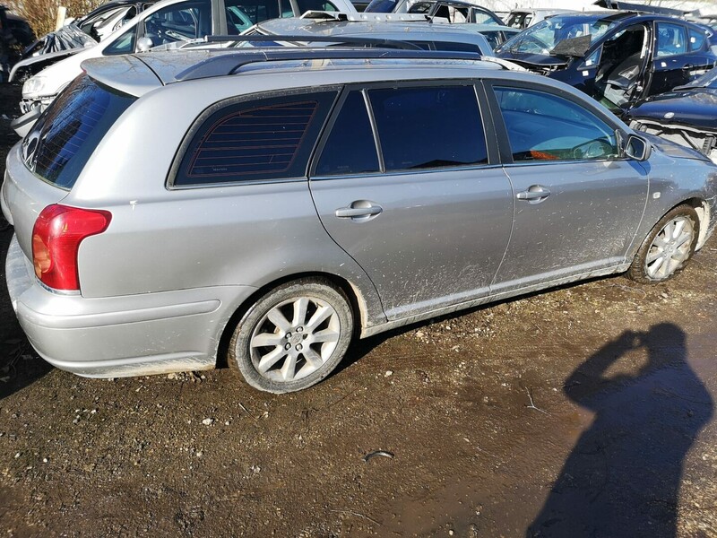 Photo 3 - Toyota Avensis 2004 y parts